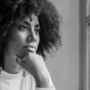 Foto van een vrouw ter illustratie bij een artikel over omgaan met irritaties in je relaties