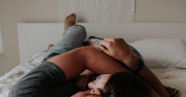 man en vrouw liggen in bed