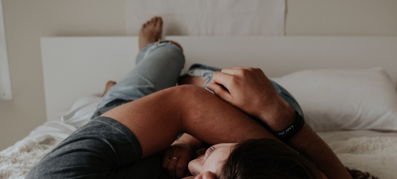 man en vrouw liggen in bed