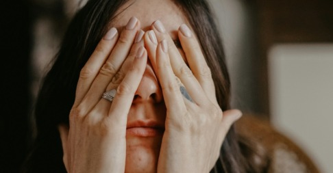 vrouw heeft een slecht humeur