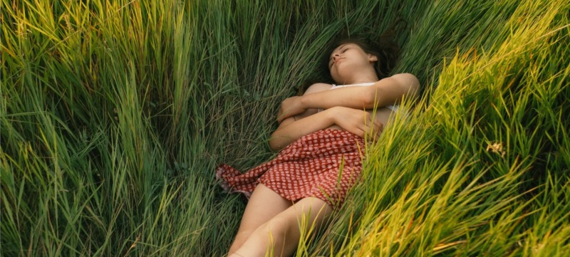 persoon ligt prikkelvrij in het gras