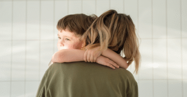 Afbeelding zoon helpen