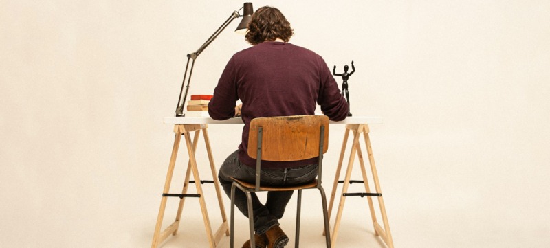 man is achter zijn bureau aan het werk