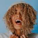 vrouw lacht en is vrolijk