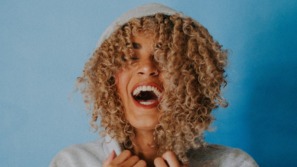 vrouw lacht en is vrolijk