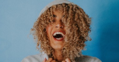 vrouw lacht en is vrolijk