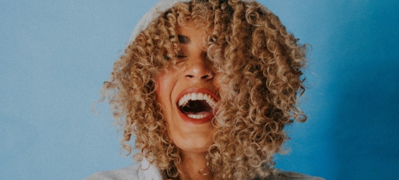 vrouw lacht en is vrolijk