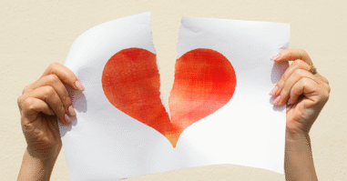 Papier met gescheurd hart