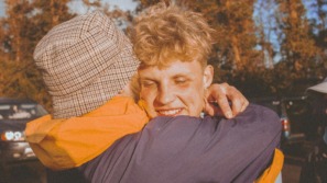 twee mensen houden van elkaar en geven elkaar een knuffel