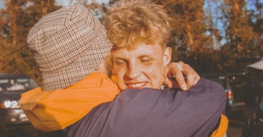 twee mensen houden van elkaar en geven elkaar een knuffel