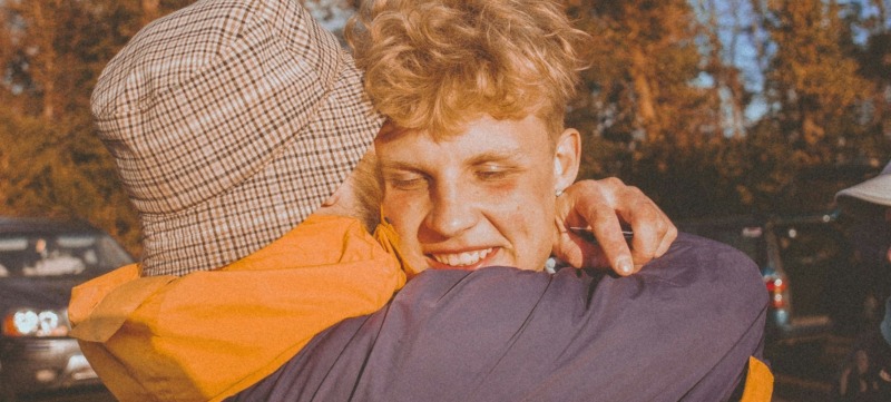 twee mensen houden van elkaar en geven elkaar een knuffel