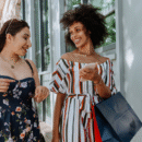 Twee vrouwen aan het shoppen