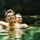 koppel dat samen op vakantie is en intense vragen aan elkaar stelt