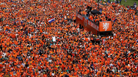 FIFAorangeBus2.jpg