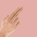 Een foto van een hand bij een artikel over tapping of EFT