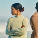 man en vrouw met de ruggen tegen elkaar door discussie
