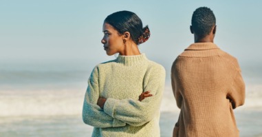 man en vrouw met de ruggen tegen elkaar door discussie