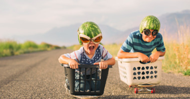 Spelende kinderen als illustratie bij een artikel over meer plezier hebben.