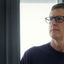 louis theroux in zijn documentaire inside the manosphere