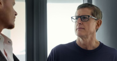 louis theroux in zijn documentaire inside the manosphere