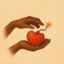 een hand die met een bom in de vorm van een hart (liefdesbom)