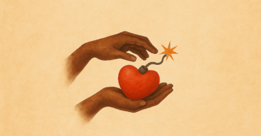 een hand die met een bom in de vorm van een hart (liefdesbom)