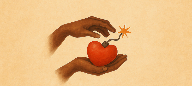 een hand die met een bom in de vorm van een hart (liefdesbom)