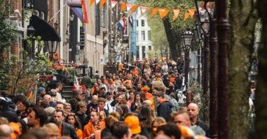 Straten Amsterdam koningsdag als beeld bij artikel over tradities