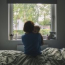 een foto van een moeder en kind ter illustratie bij een artikel over kindermoord