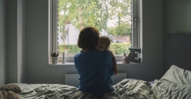 een foto van een moeder en kind ter illustratie bij een artikel over kindermoord