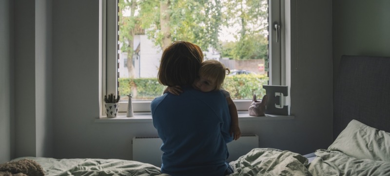 een foto van een moeder en kind ter illustratie bij een artikel over kindermoord