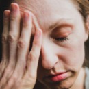 vrouw die gepijnigd kijkt als illustratie bij een artikel over oude pijn