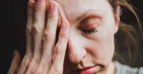 vrouw die gepijnigd kijkt als illustratie bij een artikel over oude pijn