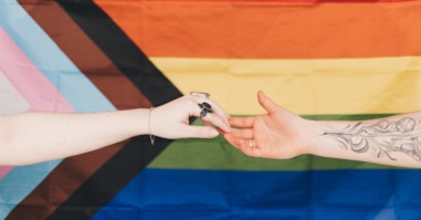 vlag van LGBTQIA+ als beeld bij artikel over geweld tegen LGBTQIA+ gemeenschap