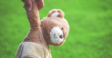Hand die teddybeer vasthoudt als beeld bij artikel over de positieve krachten van knuffels