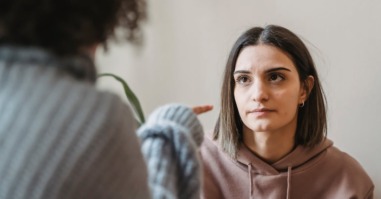 vrouw die afkeurend met vinger naar andere vrouw wijst