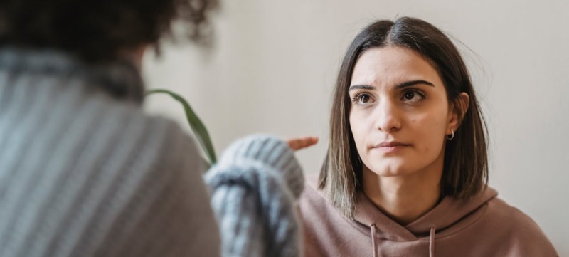 vrouw die afkeurend met vinger naar andere vrouw wijst