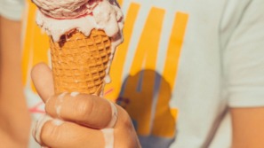 afbeelding van een smeltend ijsje ter illustratie bij een artikel over de psychologische invloed van hoge termperaturen