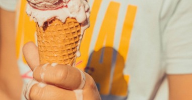 afbeelding van een smeltend ijsje ter illustratie bij een artikel over de psychologische invloed van hoge termperaturen
