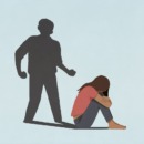 Illustratie van een man die over een vrouw gebogen staat bij een artikel over de signalen van partnergeweld