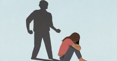 Illustratie van een man die over een vrouw gebogen staat bij een artikel over de signalen van partnergeweld