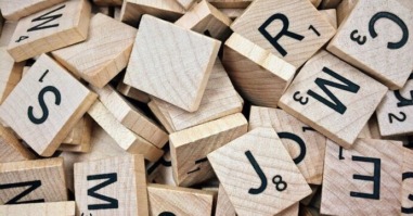 scrabble letters liggen door elkaar