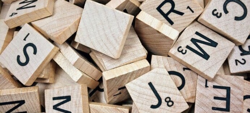 scrabble letters liggen door elkaar