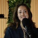 foto van Mooz Kuenen die een podcast maakte over ADHD bij vrouwen