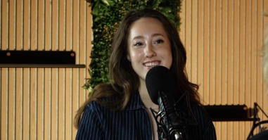foto van Mooz Kuenen die een podcast maakte over ADHD bij vrouwen