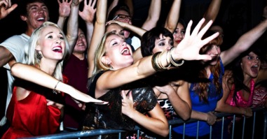 Een foto van fans bij een concert
