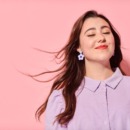 afbeelding van een jonge vrouw bij een artikel over bewust single zijn en de voordelen daarvan