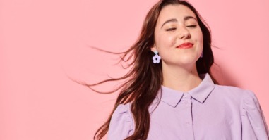 afbeelding van een jonge vrouw bij een artikel over bewust single zijn en de voordelen daarvan