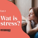 Foto van een peinzende vrouw als illustratie bij de cursus Verminder je stress