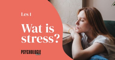 Foto van een peinzende vrouw als illustratie bij de cursus Verminder je stress